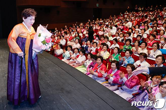 27일 오전 서울 마포아트센터에서 열린 일성여자중고교 졸업식에서 최고령 졸업생인 김재술(88) 어르신이 이선재 교장으로부터 꽃다발을 받은 뒤 동기들의 축하를 받고 있다. 2024.2.27/뉴스1 ⓒ News1 안은나 기자