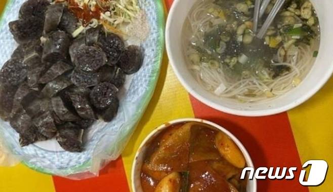 지난해 '바가지 요금'으로 질타를 받은 강원지역 한 축제장에서 판매된 먹거리.(온라인 커뮤니티 갈무리) 2024.2.27/뉴스1