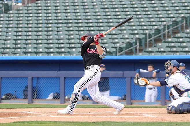 LG 김현종이 27일(한국시간) 미국 애리조나주 투산 키노 컴플렉스에서 열린 NC와 평가전에서 홈런을 터뜨리고 있다. 사진 | LG 트윈스