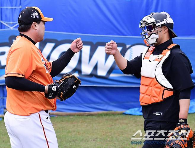'잘했어 친구아' 불펜 투구를 마치고 하이파이브를 나누고 있는 류현진-이재원.