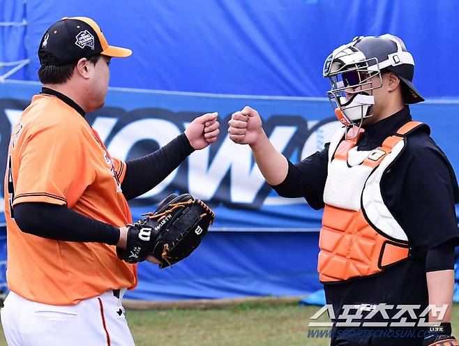 이재원 포수와 하이파이브를 나누고 있는 류현진.