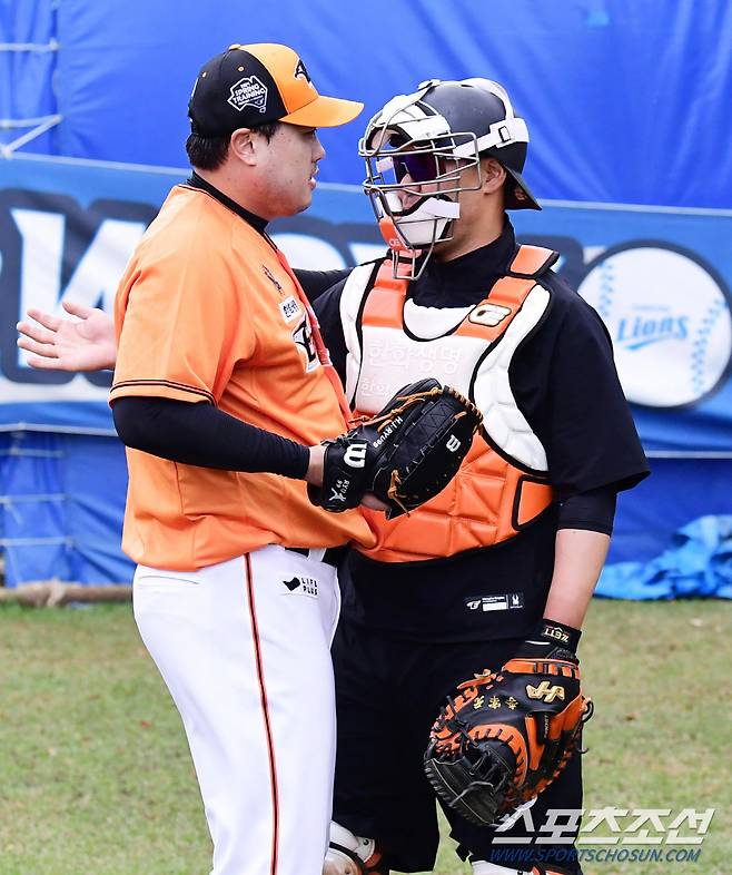 불펜 투구를 마치고 서로를 격려하는 류현진-이재원.