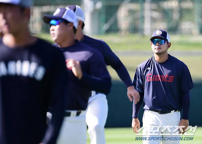 후배들 지켜보는 김민성.