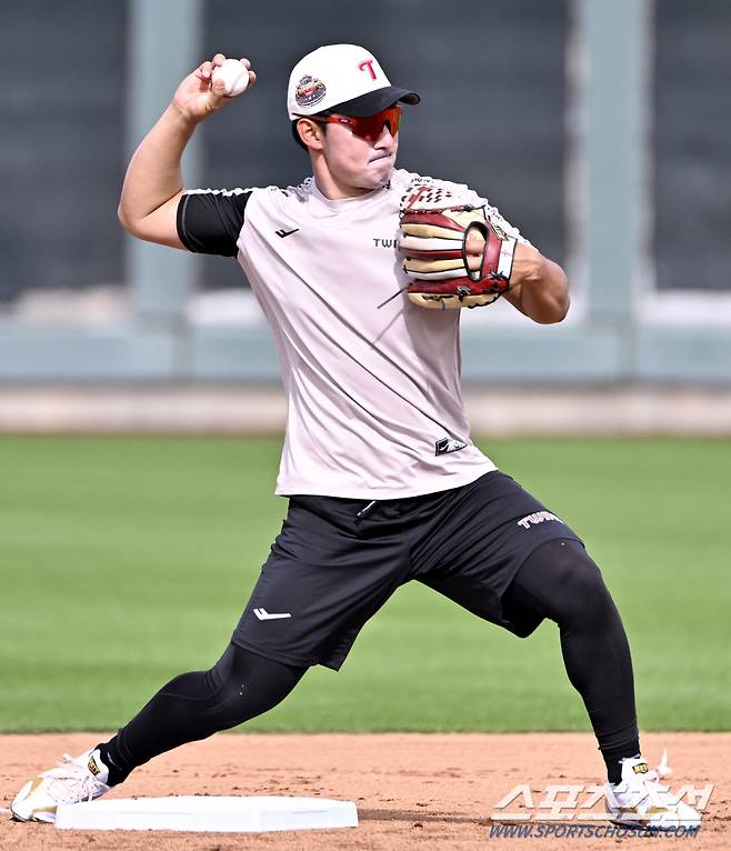 26일(한국시간) 미국 애리조나 주 스코츠데일에서 열린 LG 트윈스의 스프링캠프 현장, 김민수가 수비훈련을 하고 있다. 스코츠데일(미국 애리조나)=허상욱 기자wook@sportschosun.com/2024.02.26/