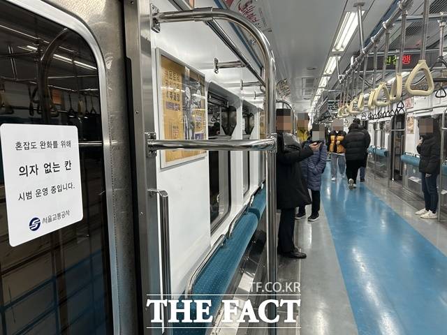 4월부터 서울 지하철 7호선에도 객실 의자 없는 열차가 도입된다. 서울교통공사는 출근길 혼잡도 완화를 위해 지난달 10일부터 4호선 1개 편성 1칸의 의자를 제거하는 시범운영을 하고 있다. 서울 지하철 '의자 없는 칸'의 시범 운행 첫날인 1월 10일 오후 퇴근길 열차에 탑승한 승객들이 주위를 둘러보고 있다. /김해인 기자