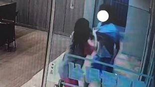 찜질방 이용하던 여성 고객이 여자화장실에서 불법 촬영하던 남성 멱살을 붙잡고 경찰이 오기까지 기다리고 있는 모습. /인스타그램