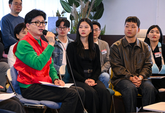 공약 발표하는 한동훈 비대위원장



국민의힘 한동훈 비상대책위원장이 27일 서울 성동구의 한 북카페에서 '기후 미래 택배' 현장 공약을 발표하고 있다. 2024.2.27 [공동취재]