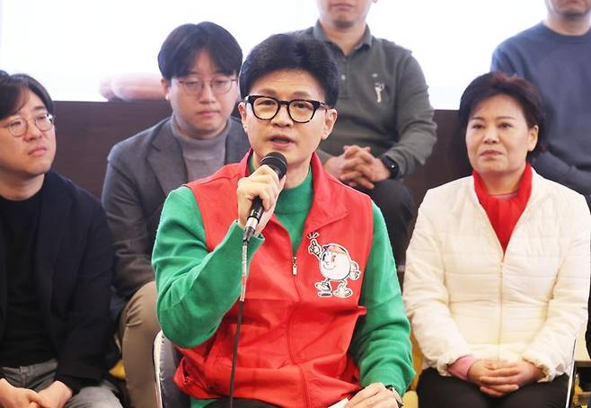 한동훈 국민의힘 비상대책위원장이 27일 서울 성동구의 한 북카페에서 '기후 미래 택배' 현장 공약을 발표하고 있다. 사진=박범준 기자