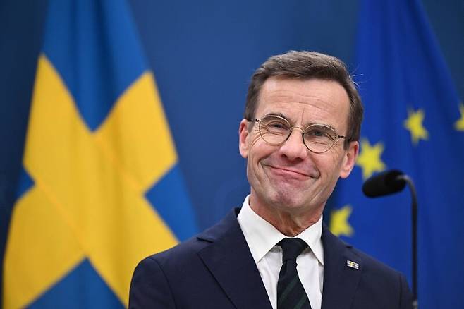 울프 크리스테르손 스웨덴 총리이 26일 수도 스톡홀름에서 열린 기자회견에서 미소를 짓고 있다. AFP 연합뉴스