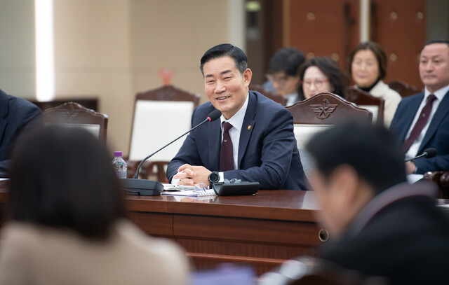 신원식 국방장관이 지난 26일 서울 용산 국방부에서 기자들과 간담회를 하고 있다. 국방부 제공