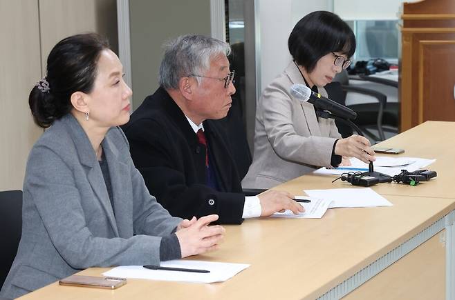 방송통신심의위원회 야권 추천 위원들이 지난달 12일 오전 서울 양천구 방심위에서 열린 전체회의를 마치고 입장 발표를 하고 있다. 왼쪽부터 윤성옥, 옥시찬, 김유진 위원. 방심위는 이날 전체 회의를 열고 김유진·옥시찬 위원에 대한 해촉 결의안을 의결했다. 연합뉴스