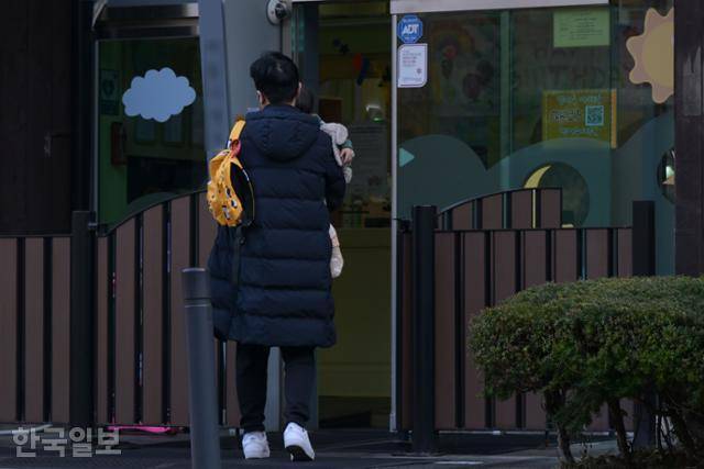 14일 오전 서울의 한 어린이집에서 직장인이 자녀를 등원시키고 있다. 박시몬 기자