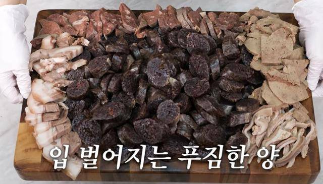 서울 동대문구 경동시장에서 순대와 허파 등 1만 원어치를 구매한 양. 떡볶퀸 캡처