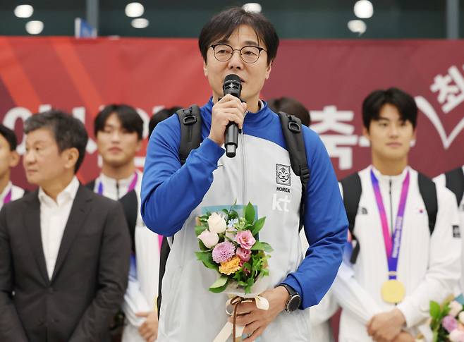 <yonhap photo-2953=""> 소감 밝히는 황선홍 감독 (영종도=연합뉴스) 김주성 기자 = 2022 항저우 아시안게임에서 금메달을 따내 3연패 위업을 달성한 남자 축구대표팀 황선홍 감독이 8일 오후 인천국제공항에서 열린 환영식에서 소감을 밝히고 있다. 2023.10.8 utzza@yna.co.kr/2023-10-08 19:21:06/ <저작권자 ⓒ 1980-2023 ㈜연합뉴스. 무단 전재 재배포 금지.></yonhap>