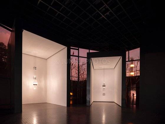 필립 파레노(아래 사진)의 세계엔 현실과 상상의 경계가 흐릿하다. 그는 각 전시 공간을 색채로 읽고, 소리로 풍경을 연출했다. [사진 리움미술관]