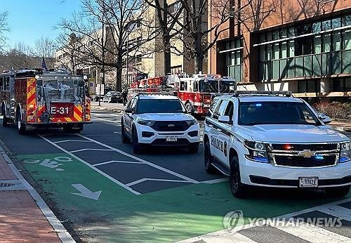 워싱턴DC 이스라엘대사관 근처 도로 통제하는 경찰. AFP=연합뉴스