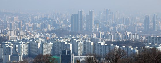 정부는 도심 소형주택 공급 확대를 위해 오피스텔 건축규제로 마지막까지 남아있던 발코니 설치 금지를 풀었다. 사진은 서울 남산에서 바라본 도심 모습. 뉴스1