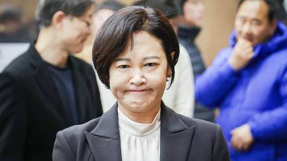 이수진 더불어민주당 의원이 22일 국회에서 탈당 기자회견을 위해 입장하고 있다. 연합뉴스