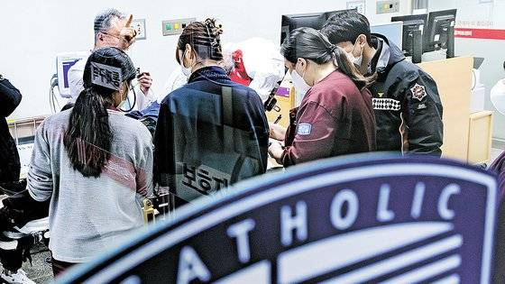 전공의들이 정부의 의대 정원 확대에 반발하며 병원을 이탈한 가운데 26일 경기도 의정부시 가톨릭대학교 의정부성모병원 응급실에서 전공의를 대신해 교수와 간호사가 응급환자를 진찰하고 있다. 연합뉴스