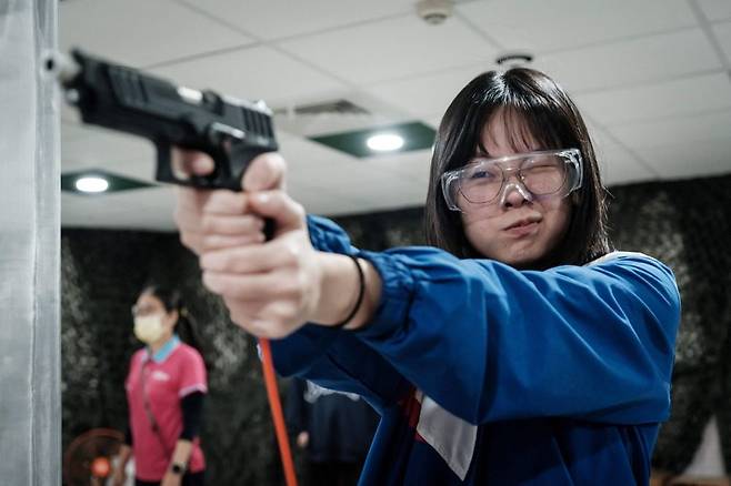 에어소프트 권총으로 사격 훈련받는 대만 여고생