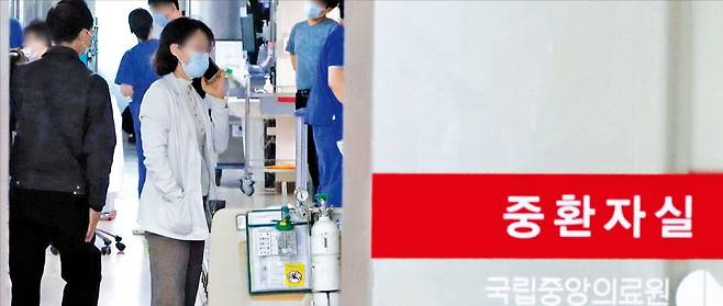 < 국립의료원 중환자실 비상근무 > 정부의 의과대학 정원 확대에 반발해 온 전국 주요 병원 전공의가 집단 사직서를 내면서 ‘의료 대란’ 우려가 커졌다. 19일 서울 을지로 국립중앙의료원 중환자실에서 의료진이 바쁘게 진료를 하고 있다.  김범준 기자