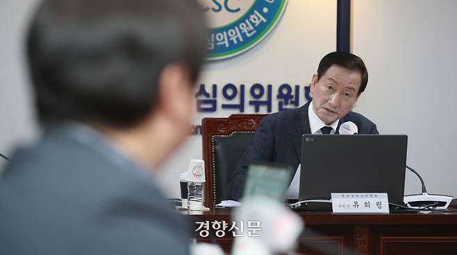 지난달 30일 서울 양천구 방송통신심의위원회에서 류희림 방심위 위원장이 바이든-날리면 보도 심의 등을 위한 제3차 방송심의소위원회 임시회의를 주재하고 있다. 권도현 기자