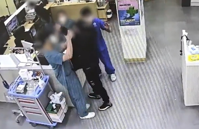 A South Korean man threatens the emergency room staff at a Daejeon hospital in this Nov. 17 photo provided by the police. (Daejeon Metropolitan Police Agency)