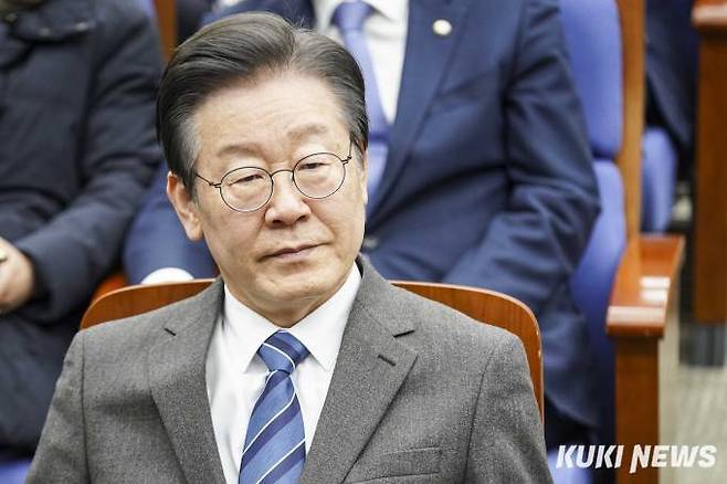 이재명 더불어민주당 대표가 27일 오후 서울 여의도 국회에서 열린 더불어민주당 의원총회에 참석하고 있다. 사진=임형택 기자