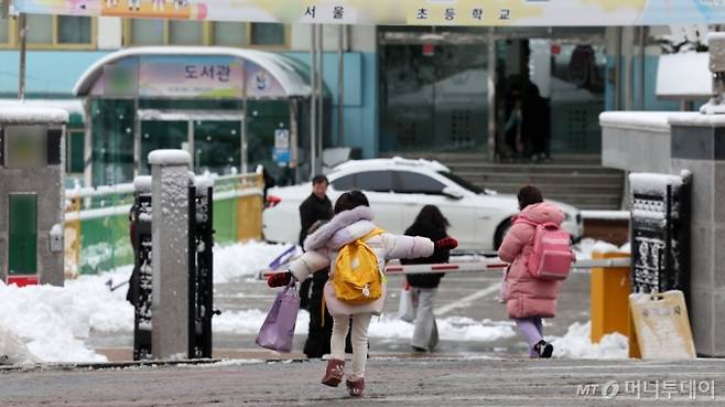 지난 22일 오전 서울의 한 초등학교로 학생들이 등교하는 모습/사진=뉴스1