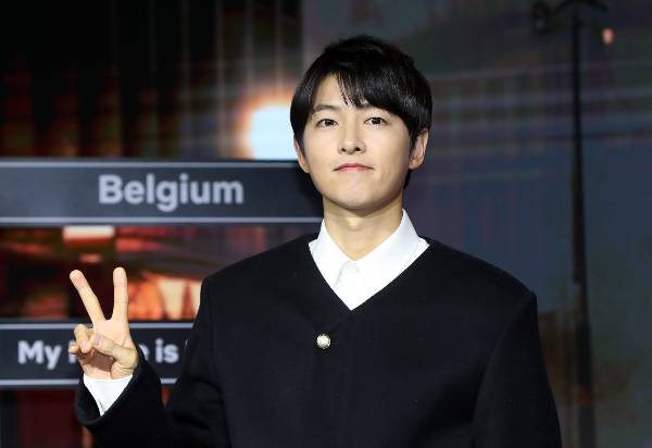 다음 달 1일 공개되는 넷플릭스 영화 '로기완' 배우 송중기가 27일 오전 서울시 마포구 호텔 나루 서울엠갤러리 '로기완' 제작발표회에서 영화 관련 소감을 밝혔다. 사진은 송중기가 영화 '로기완' 제작발표회에서 포즈를 취한 모습. /사진=뉴시스