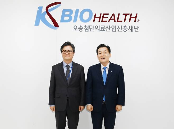 이재준 수원시장(오른쪽)이 27일 오송첨단의료산업진흥재단에서 차상훈 오송첨단의료산업진흥재단 이사장과 간담회를 가진 뒤 상호 협력방안에 대해 이야기하고 있다. / 사진제공=수원특례시