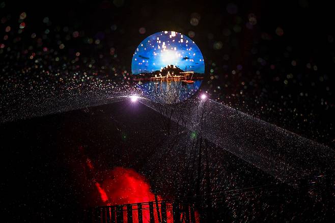 정월대보름인 지난 24일 경기 김포시 애기봉평화생태공원에 달빛 라이트쇼 행사가 열리고 있다. [사진=뉴시스 제공]