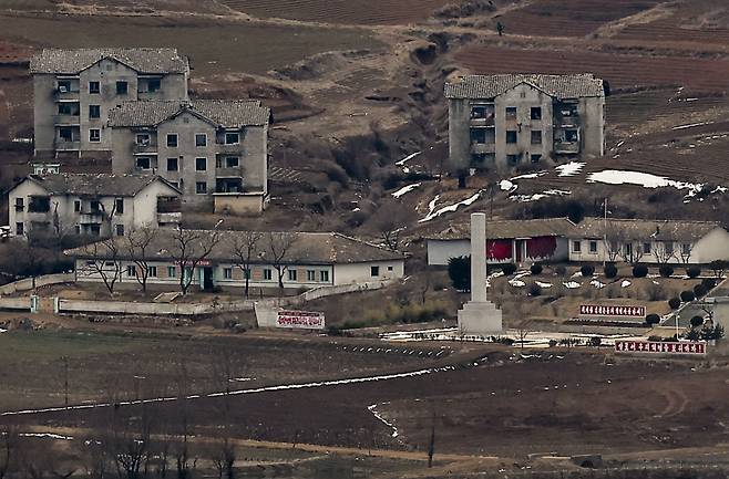 정월대보름인 지난 24일 경기 김포시 애기봉평화생태공원에서 바라본 북한 해물선전마을이 적막한 모습을 보이고 있다. [사진=뉴시스 제공]