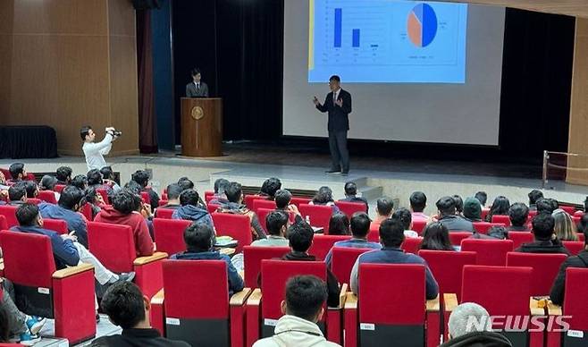 [서울=뉴시스] 중소벤처기업부 관계자가 26∼27일(현지시간) 벤처스타트업 인재매칭 페스티벌 참여해 한국 벤처기업 및 한국 취업시 장단점 등을 소개하고 있다. (사진=중소벤처기업부 제공) 2024.02.27. photo@newsis.com