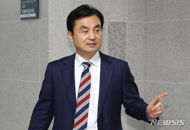 [서울=뉴시스] 추상철 기자 = 안규백 더불어민주당 전략공천관리위원장이 27일 오전 서울 여의도 국회에서 열린 전략공관위회의에 참석하고 있다. 2024.02.27. scchoo@newsis.com