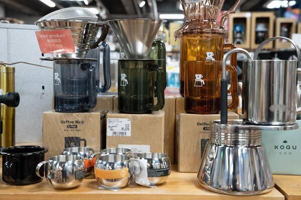 다양한 캠핑용품을 구경할 수 있다.