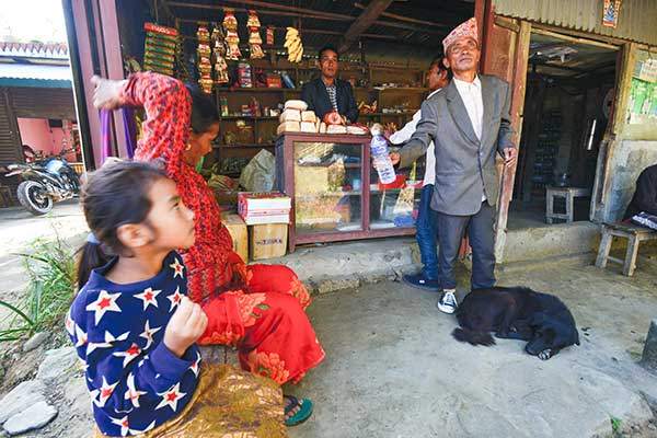 길가의 구멍가게들. 자주 만날 수 있으며 여행자들의 물과 식량을 보급할 수 있어 유용하다.