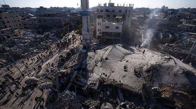 폭격으로 무너진 된 가자지구 건물