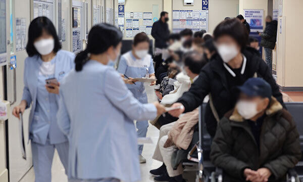 서울의 한 대학병원에서 간호사들이 분주히 움직이고 있다. 연합뉴스