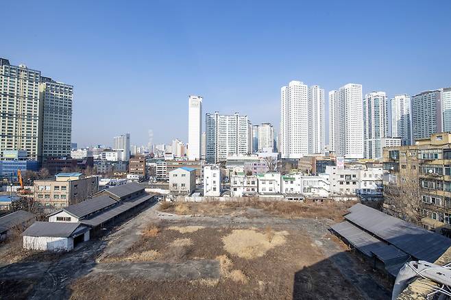 서울 용산구가 한국전력공사 서울본부와 공공주차장을 만들기로 협약을 맺은 한강로1가 231-30번지 일대 삼각지변전소 개발부지 현장 사진. 용산구 제공