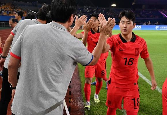 한국 남자축구 국가대표 이강인이 지난해 9월27일 중국 진화 스포츠센터 스타디움에서 열린 2022 항저우아시안게임 16강 키르기스스탄과의 경기에서 황선홍 감독과 하이파이브하고 있다. 진화 오장환 기자