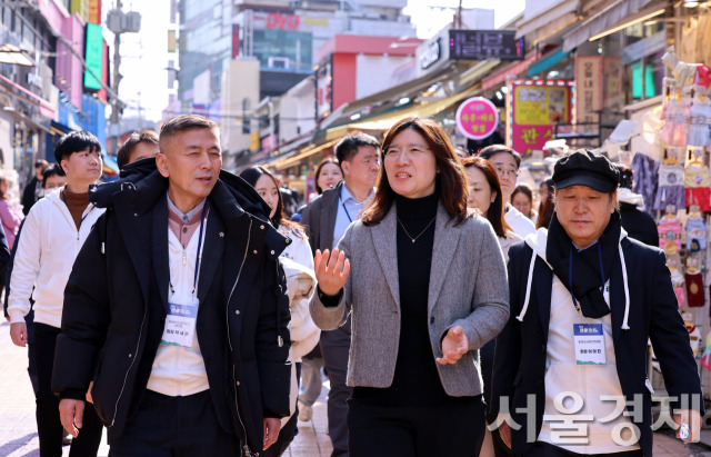 장미란 문화체육관광부 제2차관이 27일 홍대 레드로드에서 쇼핑 관광서비스를 점검하고 있다. 사진 제공=문체부