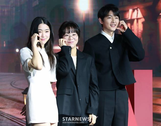 배우 최성은, 김희진 감독, 배우 송중기가 27일 오전 서울 마포구 호텔 나루 서울 엠겔러리에서 진행된 넷플릭스 영화 '로기완' 제작보고회에 참석해 포즈를 취하고 있다.  삶의 마지막 희망을 안고 벨기에에 도착한 탈북자 기완과 삶의 이유를 잃어버린 여자 마리가 서로에게 이끌리듯 빠져드는 이야기를 그린 영화 '로기완'은 3월 1일 공개된다. /2024.02.27 /사진=이동훈
