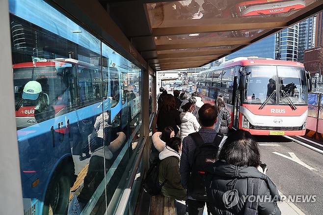 26일 서울역버스종합환승센터에서 시민들이 버스를 이용하고 있다. [연합뉴스 자료사진]