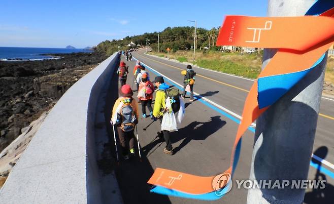 제주 올레길 걷는 올레꾼들 [연합뉴스 자료사진]