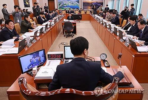 국토교통위원회 전체회의 (서울=연합뉴스) 한종찬 기자 = 김민기 국토교통위원회 위원장이 25일 국회에서 열린 국토교통위원회 전체회의에서 의사봉을 두드리고 있다. 2024.1.25 saba@yna.co.kr