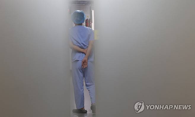 수술실에 남은 의사 (대구=연합뉴스) 윤관식 기자