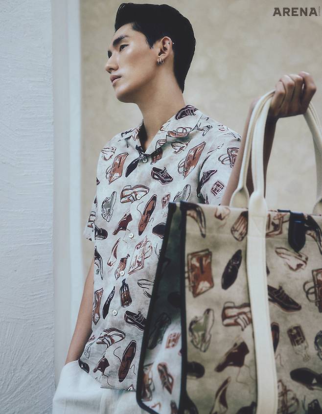 브랜드의 아이코닉 프린트가 가미된 서머 셔츠·샌드 컬러 리넨 팬츠·오픈 캔버스 토트백 모두 벨루티 제품.