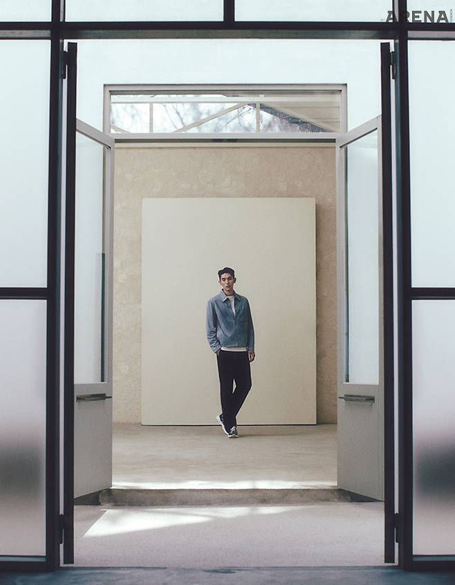 라이트 파티나 레더 재킷·앤디 바 티셔츠·팬츠·쉐도우 스니커즈 모두 벨루티 제품.