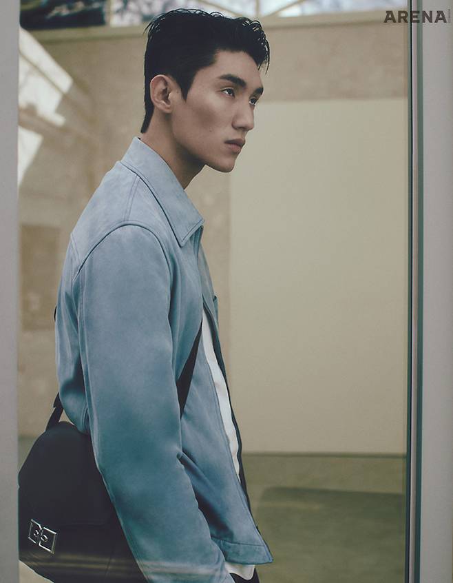 라이트 파티나 레더 재킷·앤디 바 티셔츠·팬츠·B-볼루트 메신저백 모두 벨루티 제품.